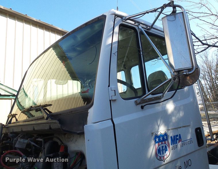 image for item DD1769 1999 Freightliner FL70 truck cab and chassis