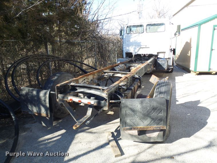 image for item DD1769 1999 Freightliner FL70 truck cab and chassis