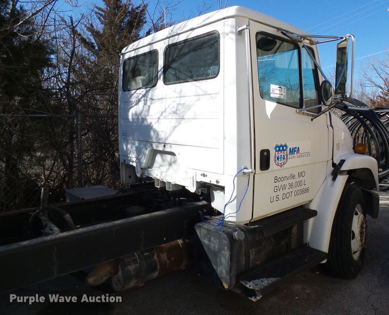 image for item DD1769 1999 Freightliner FL70 truck cab and chassis