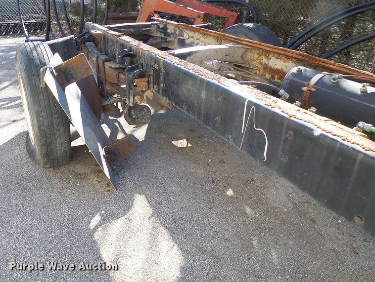 image for item DD1769 1999 Freightliner FL70 truck cab and chassis