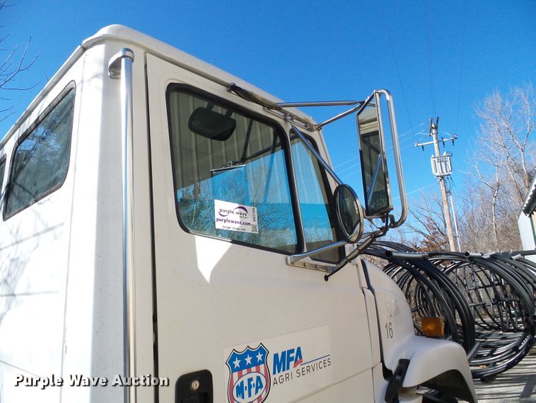 image for item DD1769 1999 Freightliner FL70 truck cab and chassis