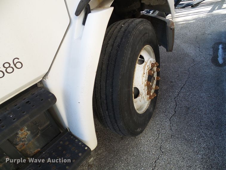 image for item DD1769 1999 Freightliner FL70 truck cab and chassis