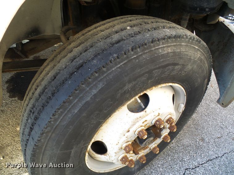 image for item DD1769 1999 Freightliner FL70 truck cab and chassis