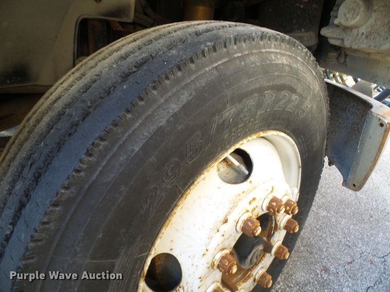 image for item DD1769 1999 Freightliner FL70 truck cab and chassis