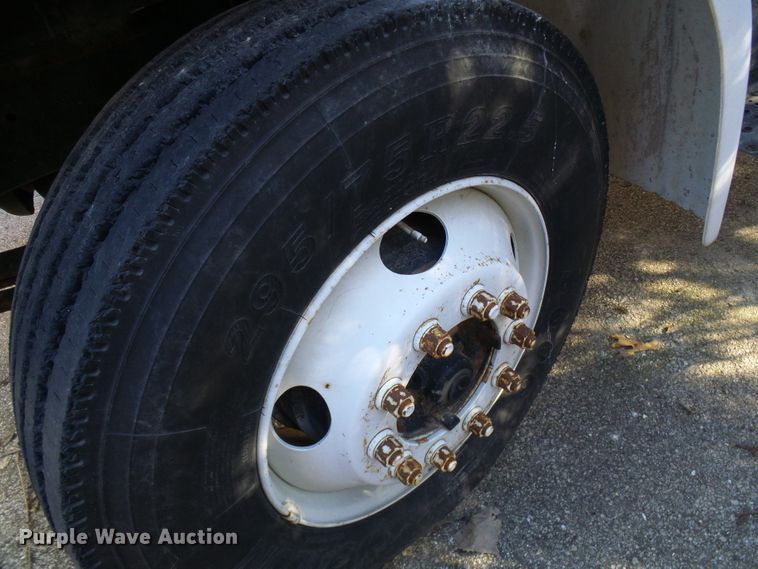 image for item DD1769 1999 Freightliner FL70 truck cab and chassis