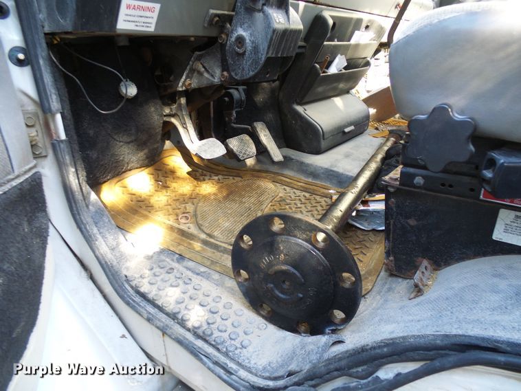 image for item DD1769 1999 Freightliner FL70 truck cab and chassis