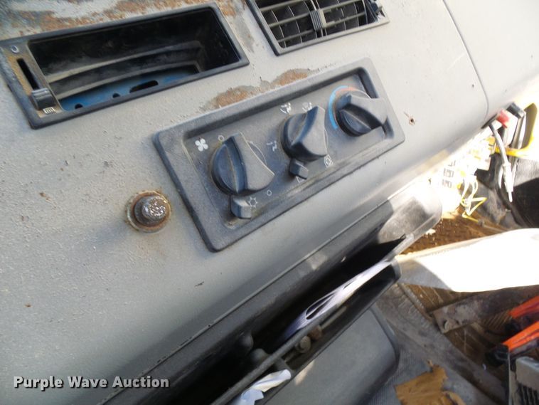 image for item DD1769 1999 Freightliner FL70 truck cab and chassis