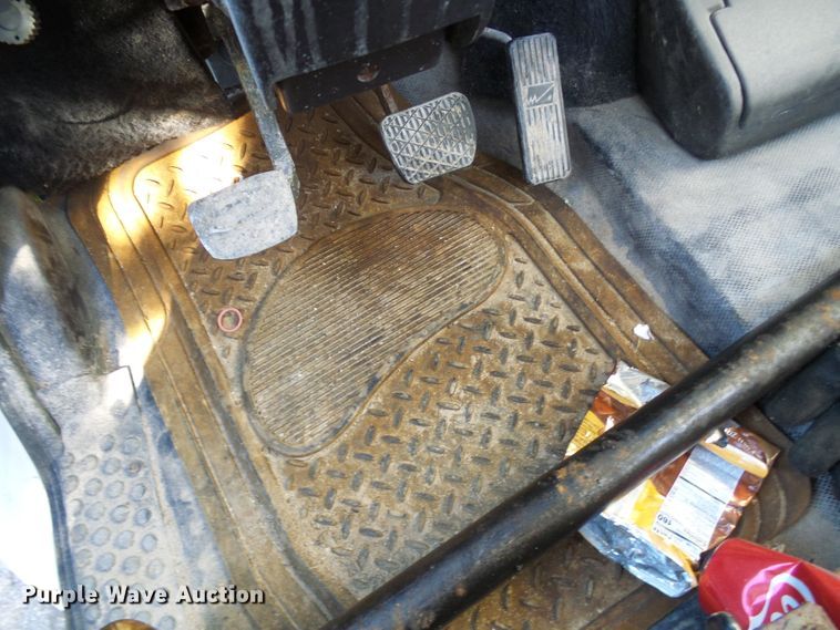 image for item DD1769 1999 Freightliner FL70 truck cab and chassis