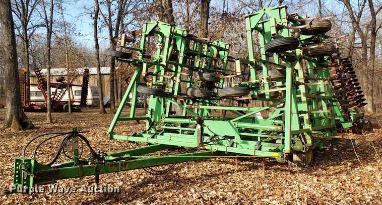image for item DD2649 John Deere 985 field cultivator