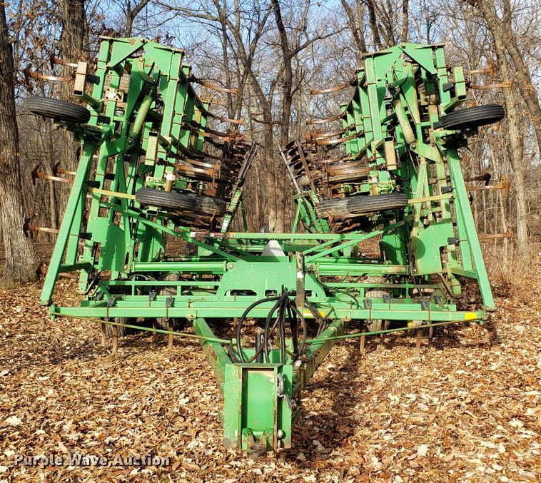 image for item DD2649 John Deere 985 field cultivator