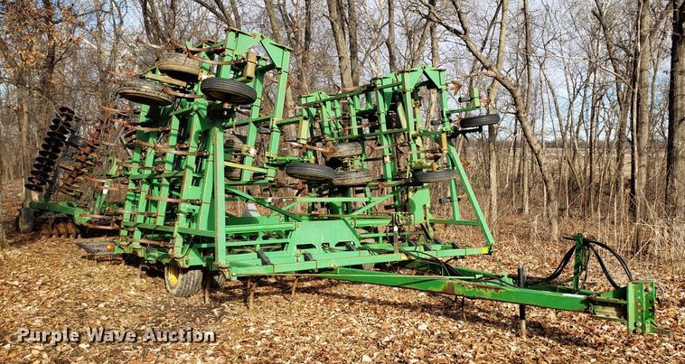 image for item DD2649 John Deere 985 field cultivator