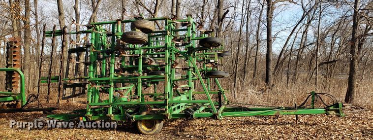 image for item DD2649 John Deere 985 field cultivator