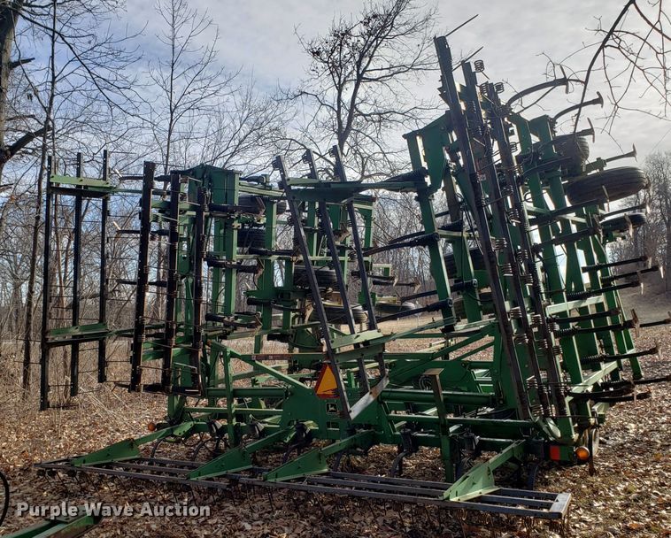 image for item DD2649 John Deere 985 field cultivator