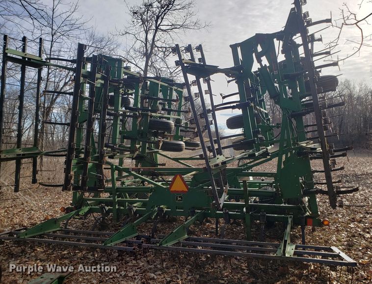 image for item DD2649 John Deere 985 field cultivator