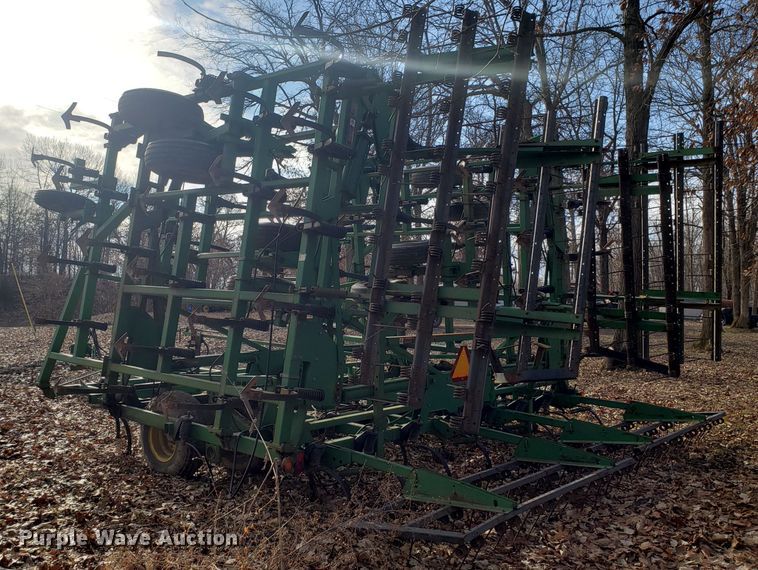 image for item DD2649 John Deere 985 field cultivator