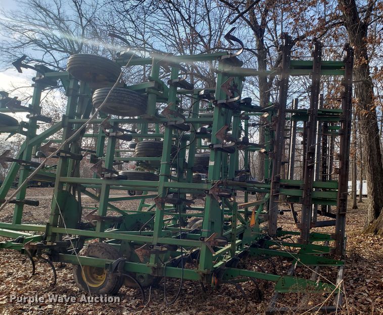 image for item DD2649 John Deere 985 field cultivator