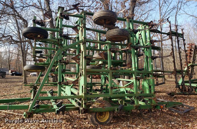 image for item DD2649 John Deere 985 field cultivator