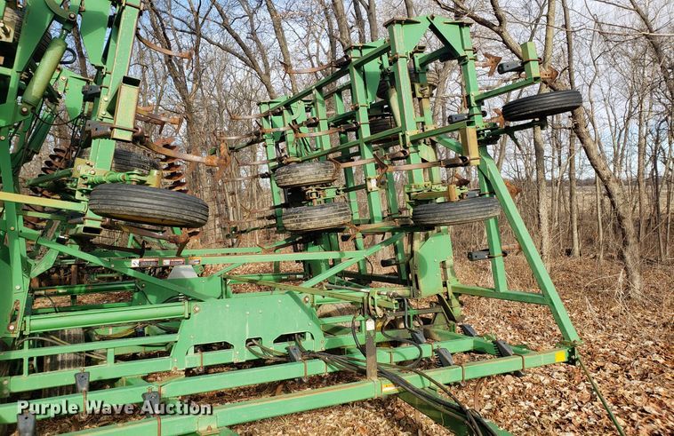 image for item DD2649 John Deere 985 field cultivator