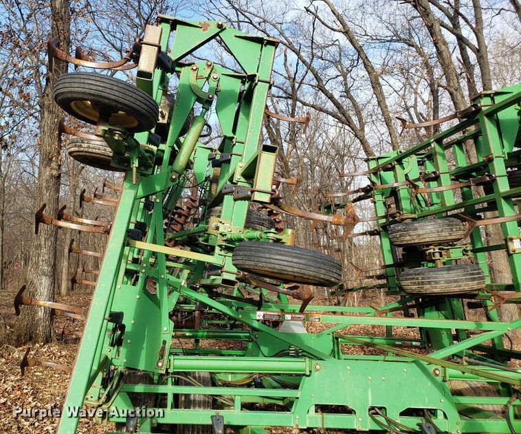 image for item DD2649 John Deere 985 field cultivator