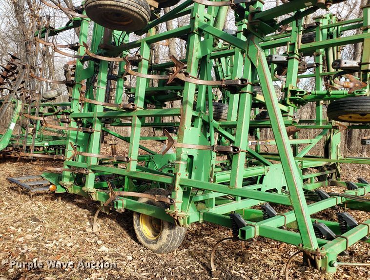 image for item DD2649 John Deere 985 field cultivator
