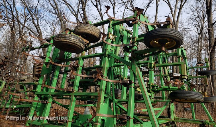 image for item DD2649 John Deere 985 field cultivator