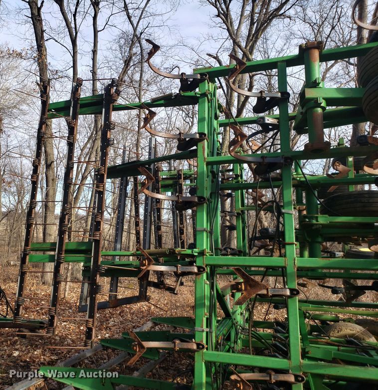 image for item DD2649 John Deere 985 field cultivator
