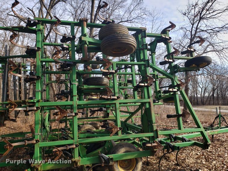 image for item DD2649 John Deere 985 field cultivator