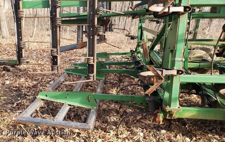 image for item DD2649 John Deere 985 field cultivator