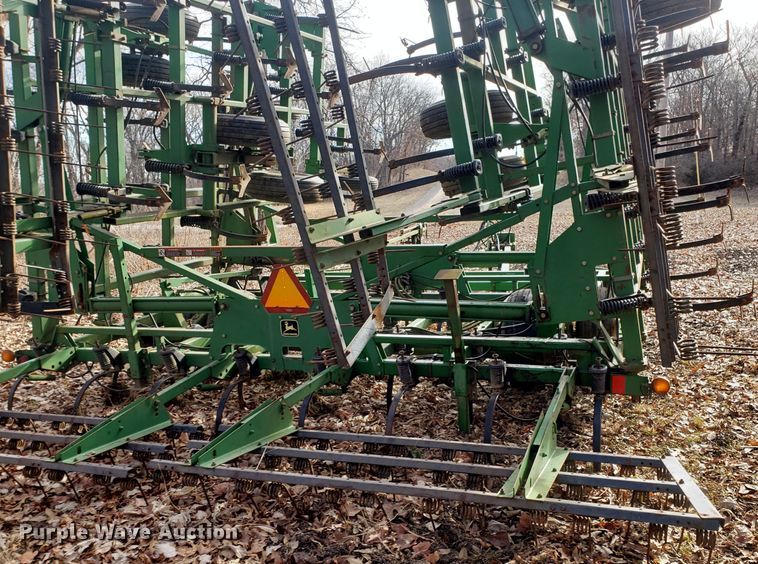 image for item DD2649 John Deere 985 field cultivator
