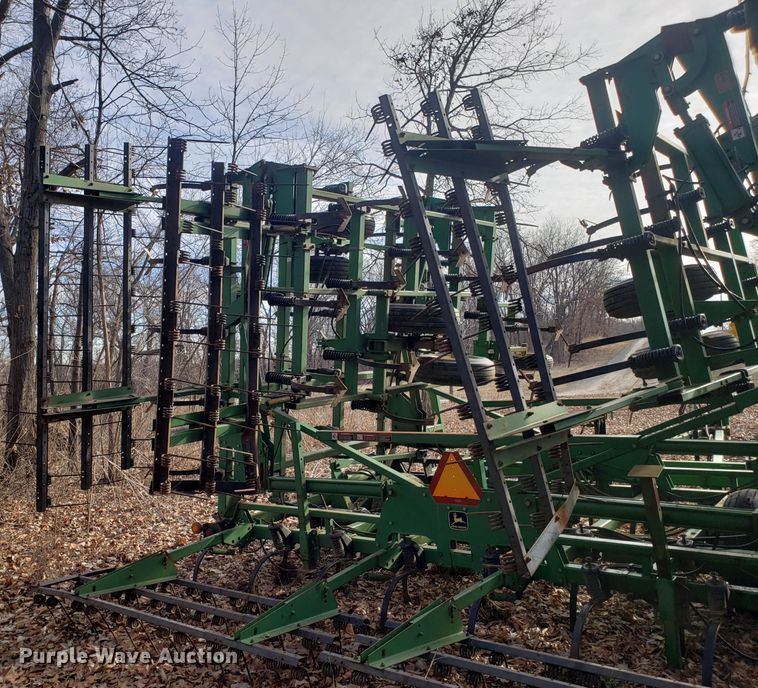 image for item DD2649 John Deere 985 field cultivator