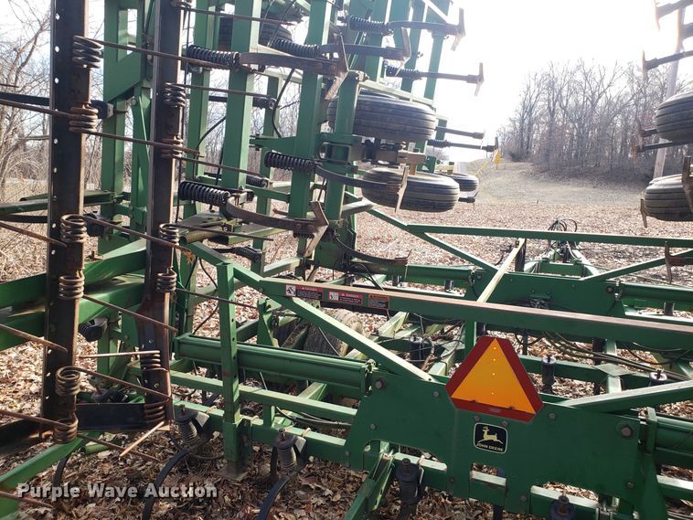 image for item DD2649 John Deere 985 field cultivator