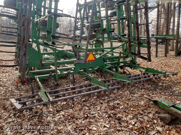 image for item DD2649 John Deere 985 field cultivator