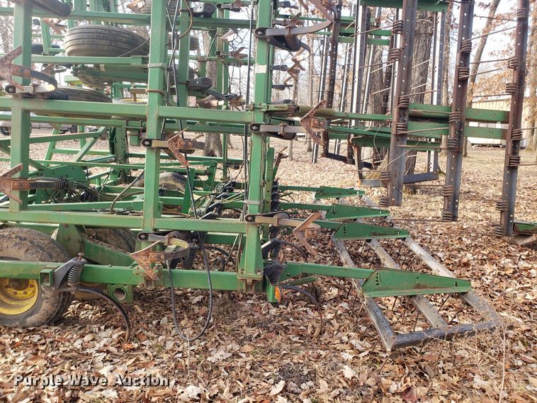 image for item DD2649 John Deere 985 field cultivator