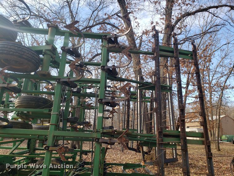 image for item DD2649 John Deere 985 field cultivator