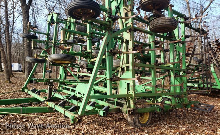 image for item DD2649 John Deere 985 field cultivator