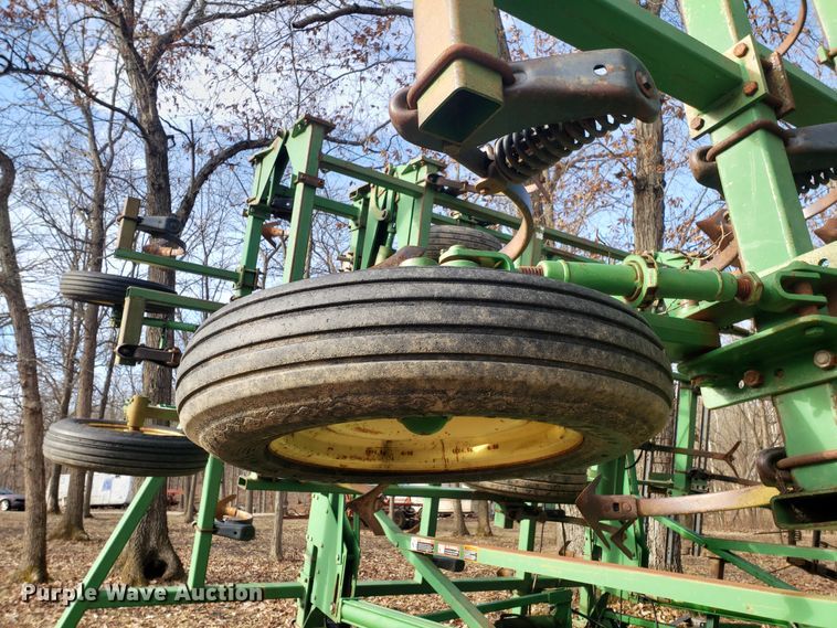 image for item DD2649 John Deere 985 field cultivator