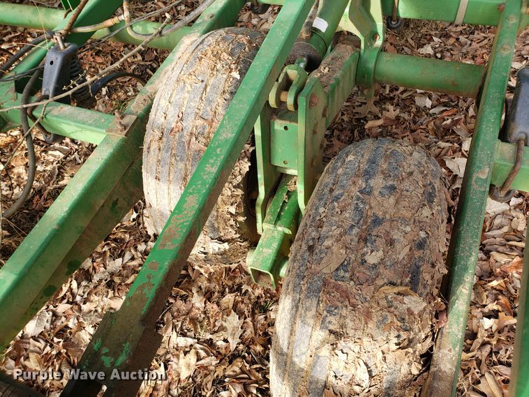 image for item DD2649 John Deere 985 field cultivator