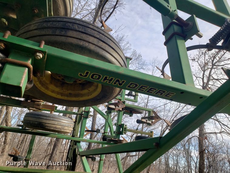 image for item DD2649 John Deere 985 field cultivator