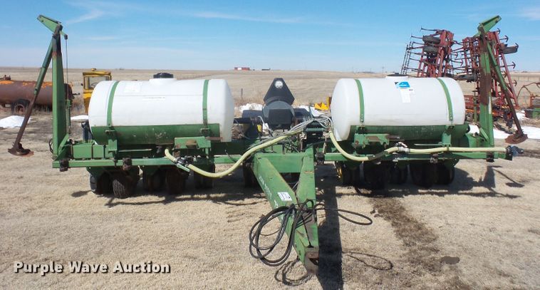 image for item DE2439 John Deere 7200 no-till planter