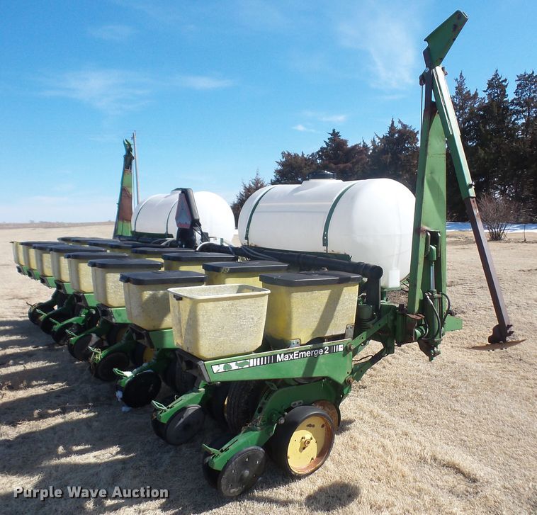 image for item DE2439 John Deere 7200 no-till planter