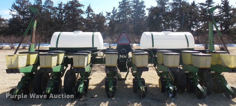 image for item DE2439 John Deere 7200 no-till planter