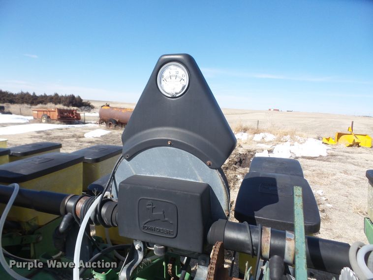 image for item DE2439 John Deere 7200 no-till planter