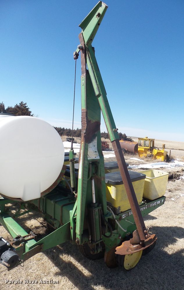 image for item DE2439 John Deere 7200 no-till planter