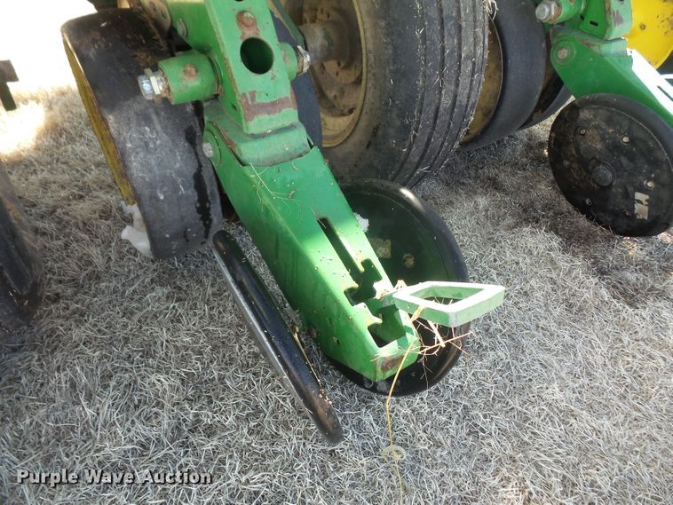 image for item DE2439 John Deere 7200 no-till planter