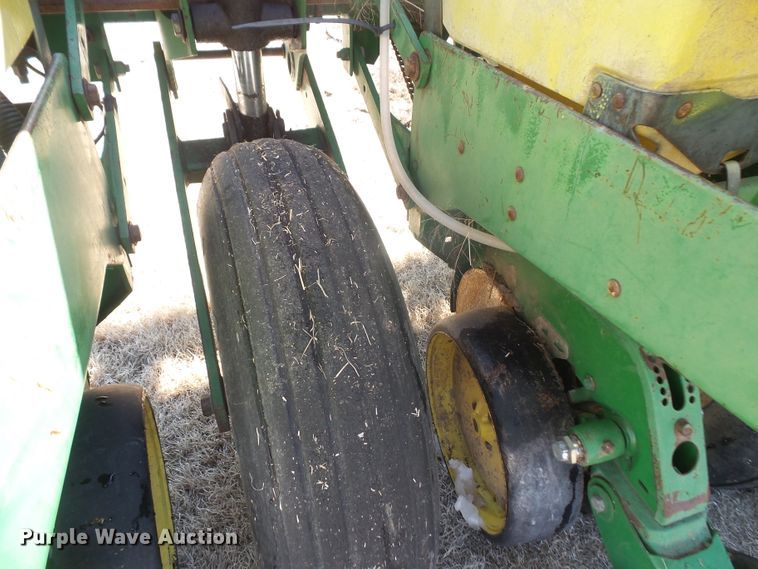 image for item DE2439 John Deere 7200 no-till planter
