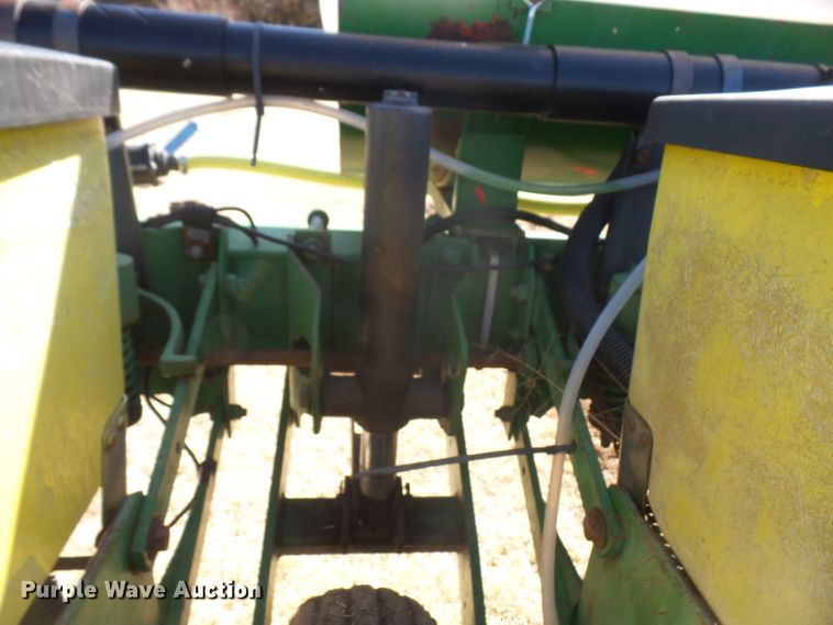 image for item DE2439 John Deere 7200 no-till planter