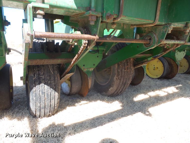 image for item DE2439 John Deere 7200 no-till planter