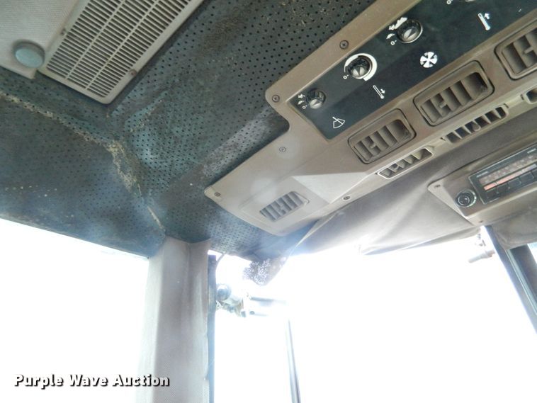 image for item DE4404 1987 John Deere 4650 tractor