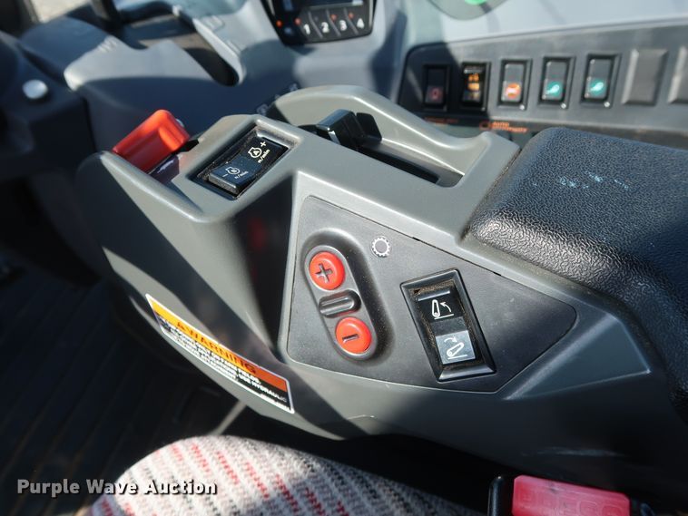 image for item DH0852 2017 Kubota M6-141 MFWD tractor