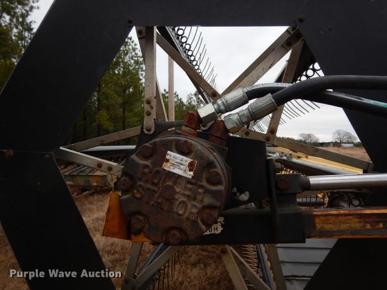 image for item DH2302 New Holland Honey Bee 994 draper head